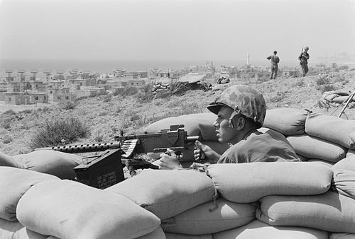 500px-Foxhole_-_Lebanon_-_Beirut_-_July_1958 50 Anos, 20 Anos: Ecos da Guerra no Líbano