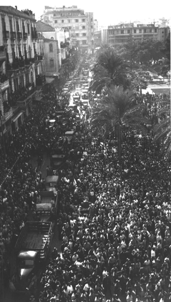 Beiruts_Martyrs_Square_during_celebrations_marking_the_release_by_the_French_of_Lebanons_government_from_Rashayya_prison_on_November_22_1943_the_day_of_Lebanons_independence._Adib_Ibrahim-1-581x1024 50 Anos, 20 Anos: Ecos da Guerra no Líbano
