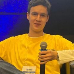 cropped-WhatsApp-Image-2026-03-06-at-10.58.26-250x250 Da Alemanha Oriental Socialista à AfD: A Guinada do Leste Alemão para a Extrema-Direita 35 Anos Após a Reunificação.